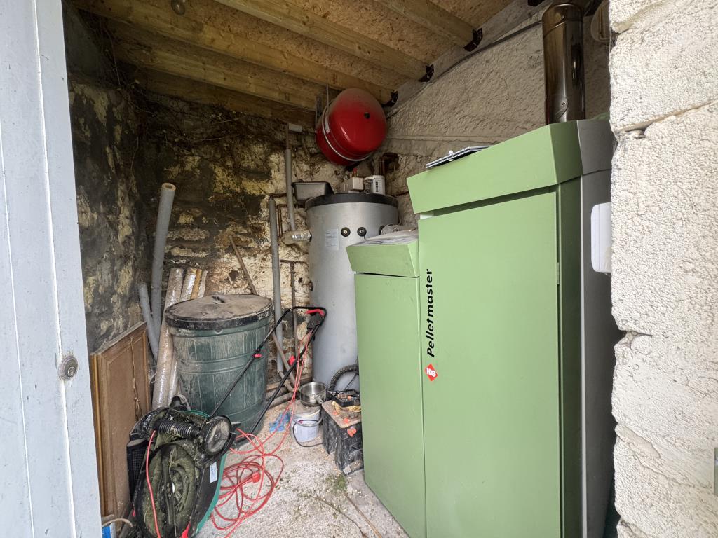 Lot: 96 - TWO-BEDROOM DETACHED COTTAGE - Outside storage shed
